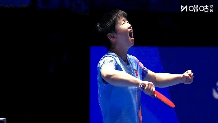 9-10，决胜局，对手手握冠军点。孙颖莎差一分，就要被再次“横扫”的宿敌踩在脚下