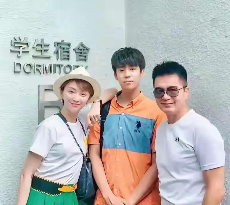 为什么不帮24岁的儿子许何，让他一个人面对妈妈的葬礼？ 在孩子最难时，父亲应