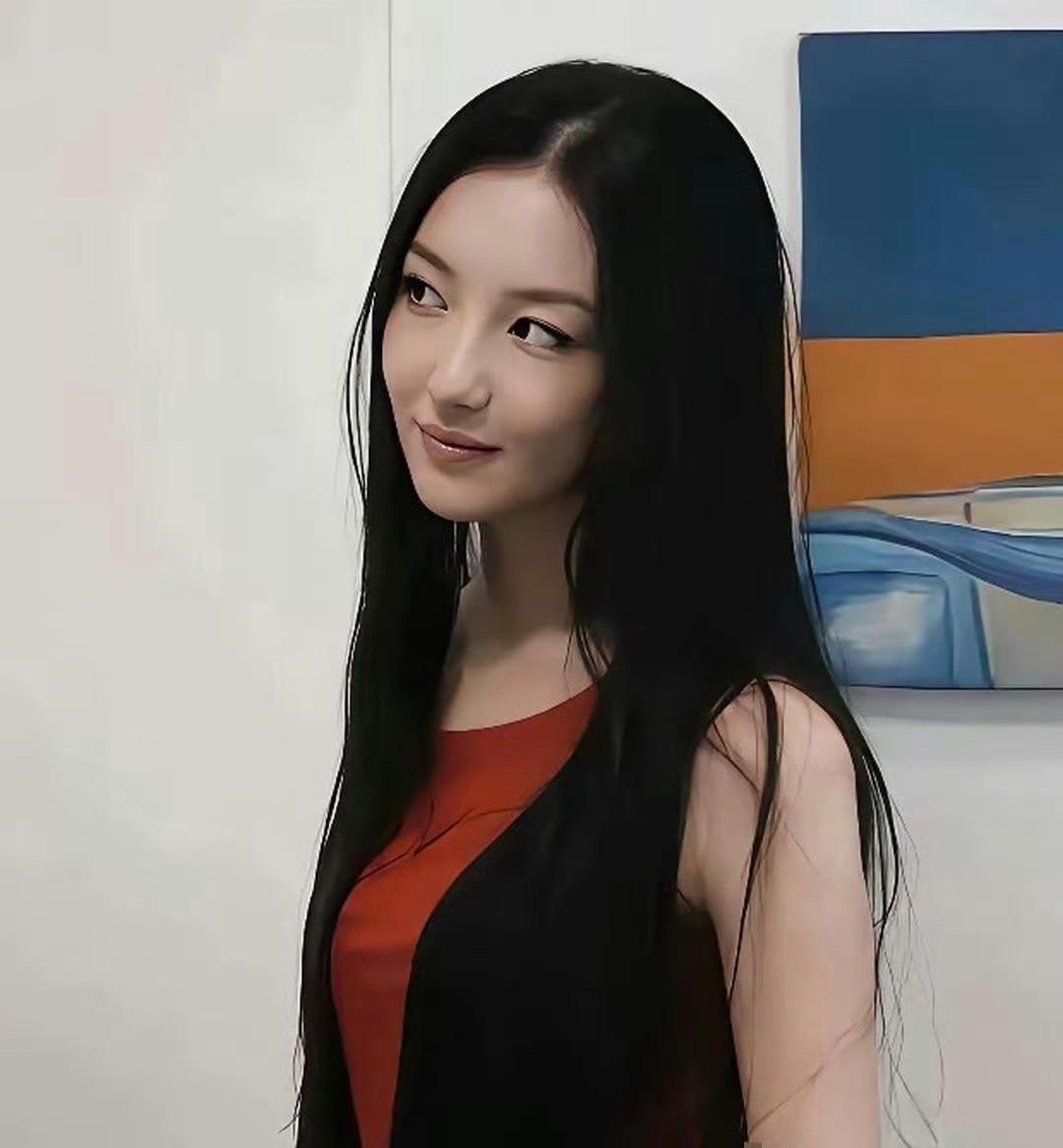 李嫣这姑娘真的越长越开了。小时候总觉得她更像王菲，现在看起来已经很有自己的美感了