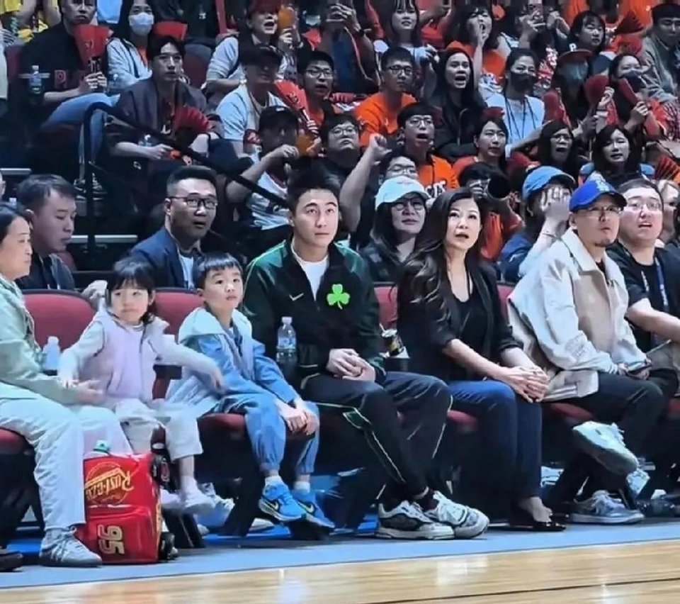 赌王家的混血基因，被中国超模彻底洗牌啦。儿子何广燊六岁快一米二，腿长到离谱，侧脸完全复刻奚梦瑶。女儿