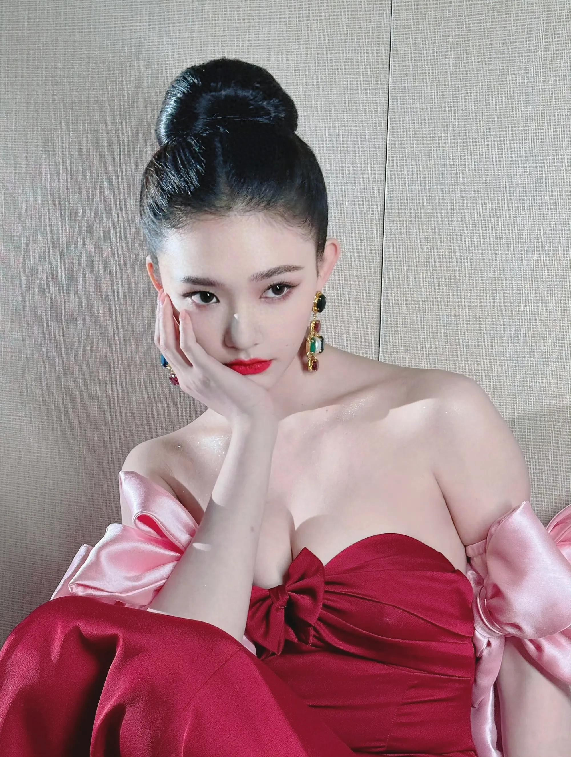 林允！丸子头加红色礼服，美艳动人！