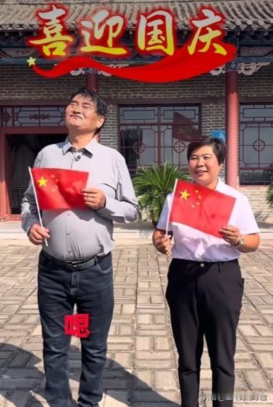 大衣哥朱之文来到河北魏县拍摄视频，邀请大家来河北魏县品尝美食，他手举五星红旗，脸