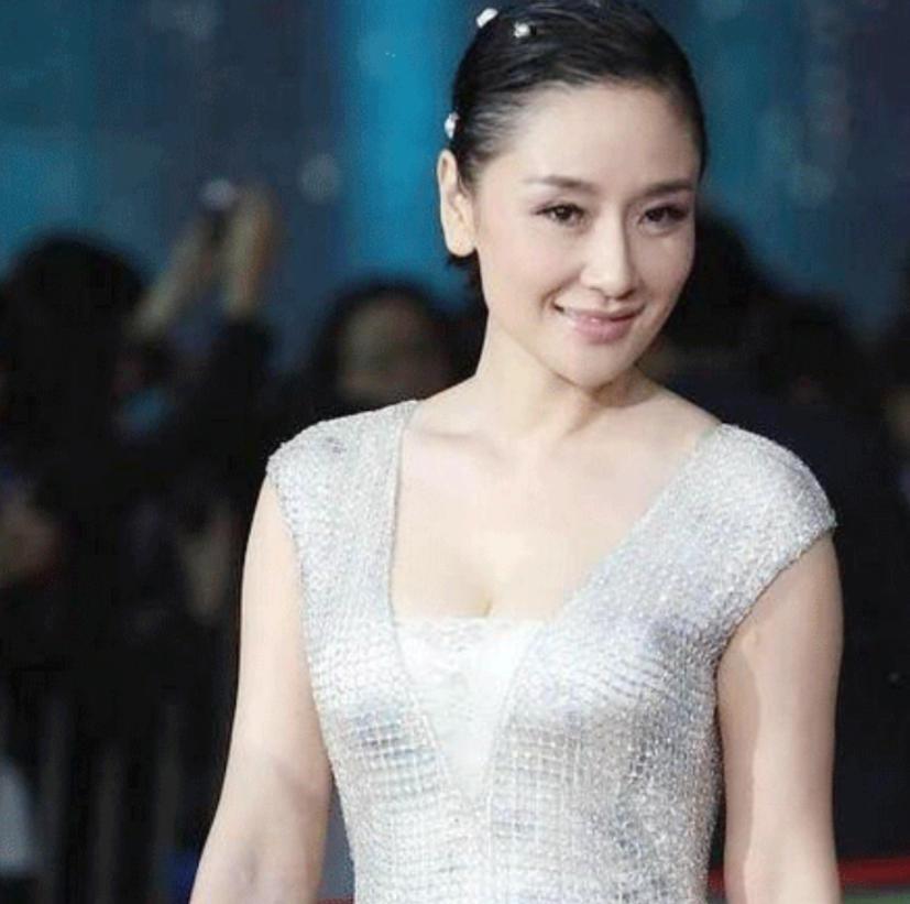 2006年，足坛名将李金羽装修完婚房，向“大少奶奶”孙宁求婚。孙宁却说：“我不靠