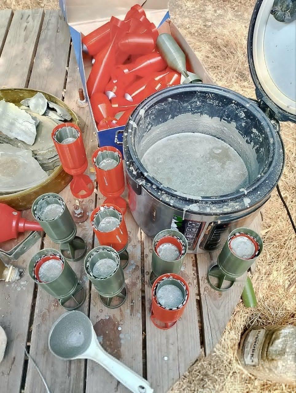 俄罗斯无人机炸弹制造车间正在熔化TM-62M反坦克地雷中的TNT炸药，并将炸药填