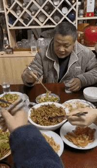 我在酒席上也遇见过这样的奇葩，不过是是一个女的，每上一道菜，她就拍照发一下朋友圈