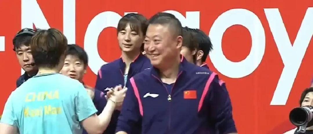 国乒女团3比0把日本队剃了光头，全场正沸腾着，转播镜头却捕捉到了极其反常的一幕主教练马琳没去拥抱立下