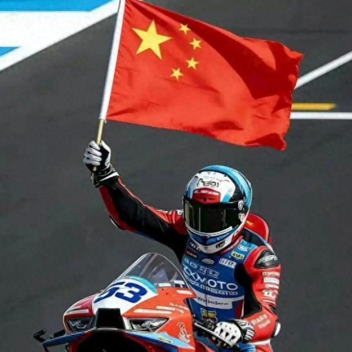 谁能想到！一个初中学历的修车学徒，居然靠自研摩托车横扫世界顶级赛场，人民日报24