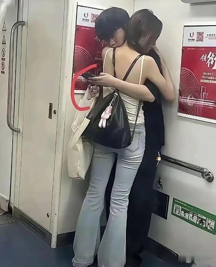 今天在火车上瞧见一幕，真让人忍不住吐槽。一个男生抱着女友，两人依偎着，可男生的心