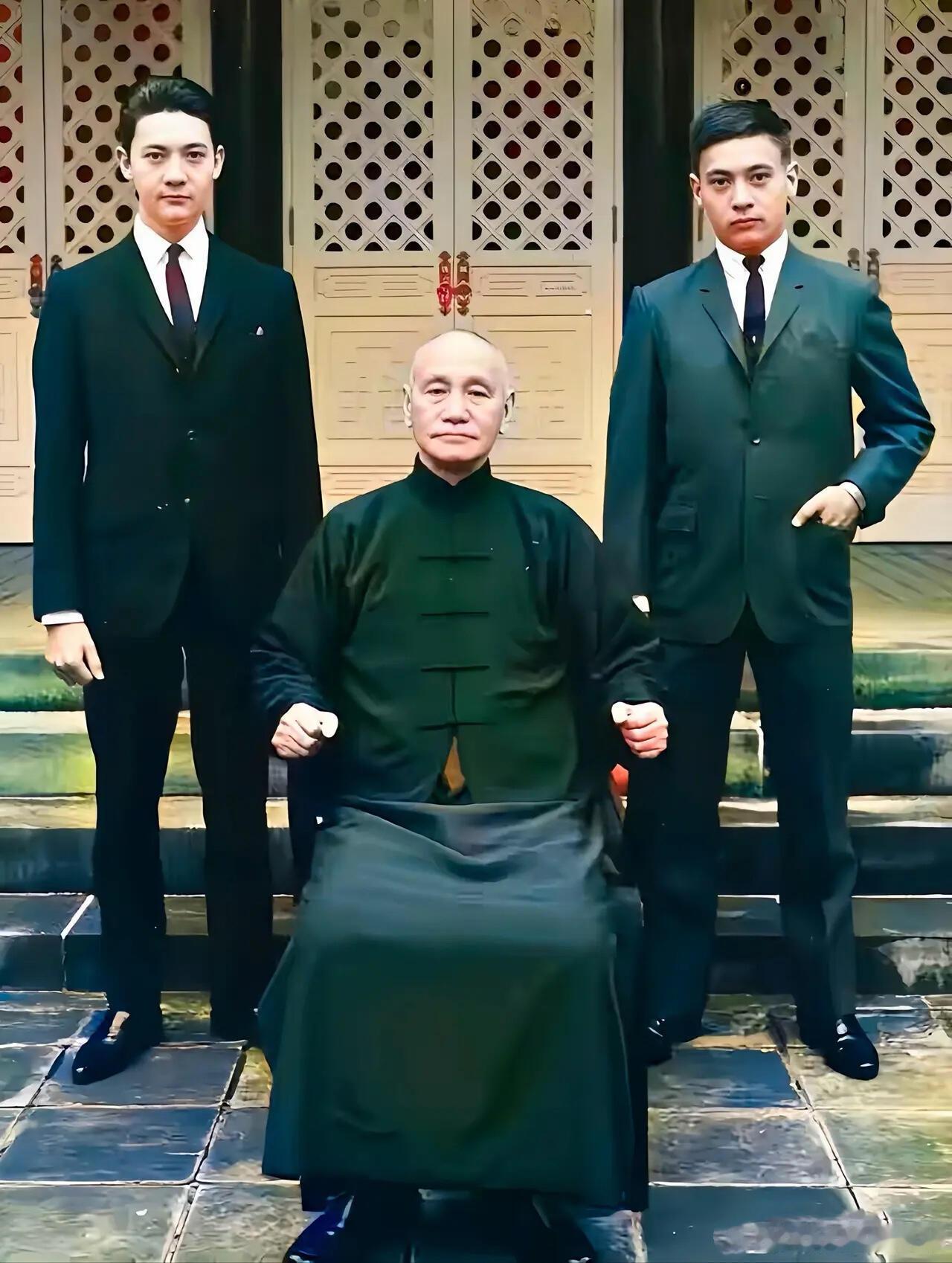 1966年，蒋中正与19岁的次孙蒋孝武和17岁的幼孙蒋孝勇的一张合影，当时的老蒋