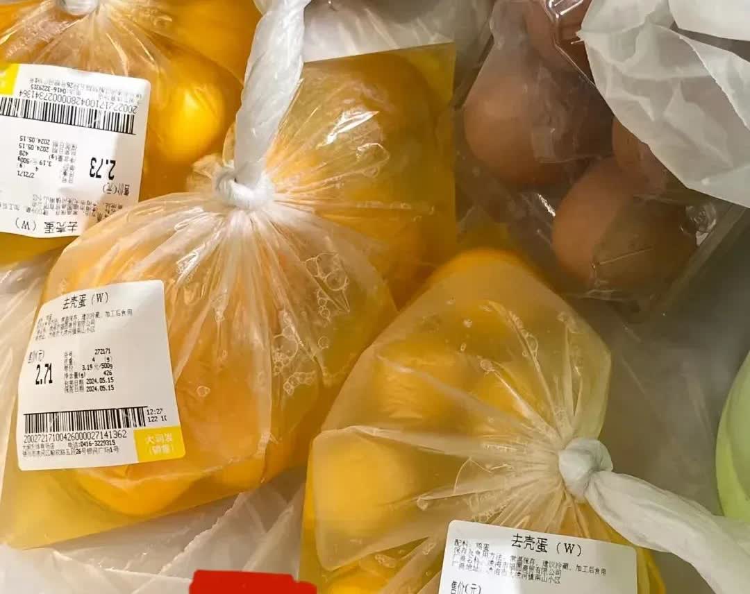 山西，一名女子去超市买菜，看到导购在整理那些碎了壳的鸡蛋，那些鸡蛋看起来挺新鲜的