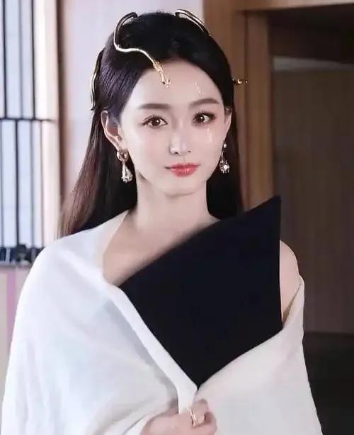 何泓姗的这张脸太有欺骗性了吧！如果有人问，哪个40岁女星，演二八年华的少女不