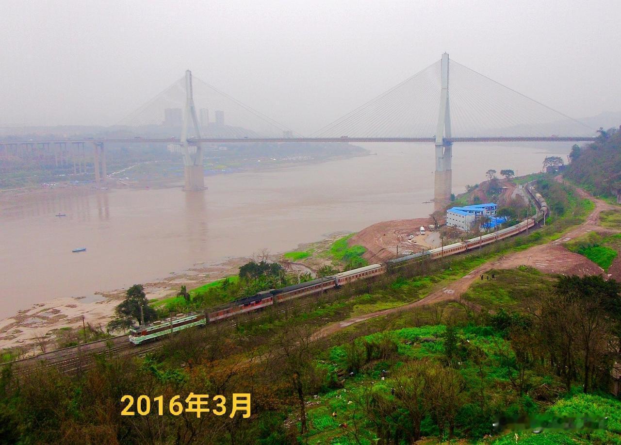 相隔十年在大渡口思源公园拍摄成渝铁路和马桑溪长江公路大桥。十年前的春天，马桑溪大