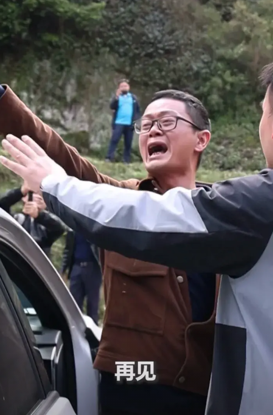 泪目！在贵州，驻村第一书记结任期即将离开，所有村民含泪送别，依依不舍，这才是人民