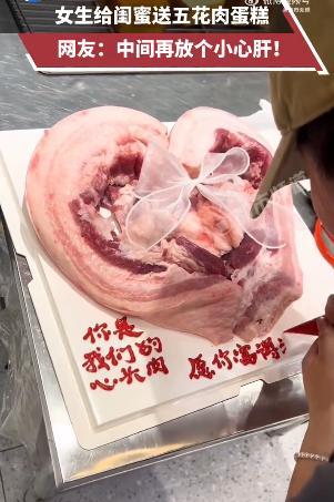 笑麻了！8月30日，湖北安陆，一女子要过生日，但她平日里不爱打扮、不喜欢买东西，