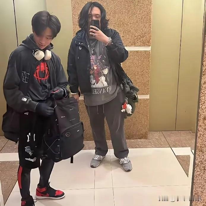 谁能想到费曼和杨阳洋居然还保持着联系！俩娃的成长轨迹简直天差地别。杨