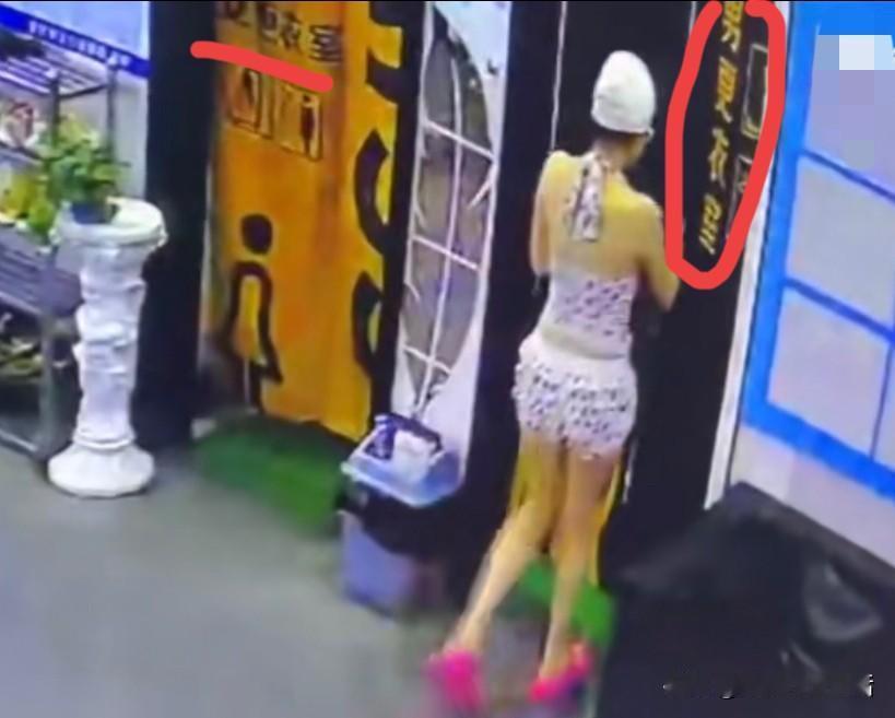 男女不平等？整整八秒，这位泳装美女误入男更衣室后，却笑着走出！性别一换，性质