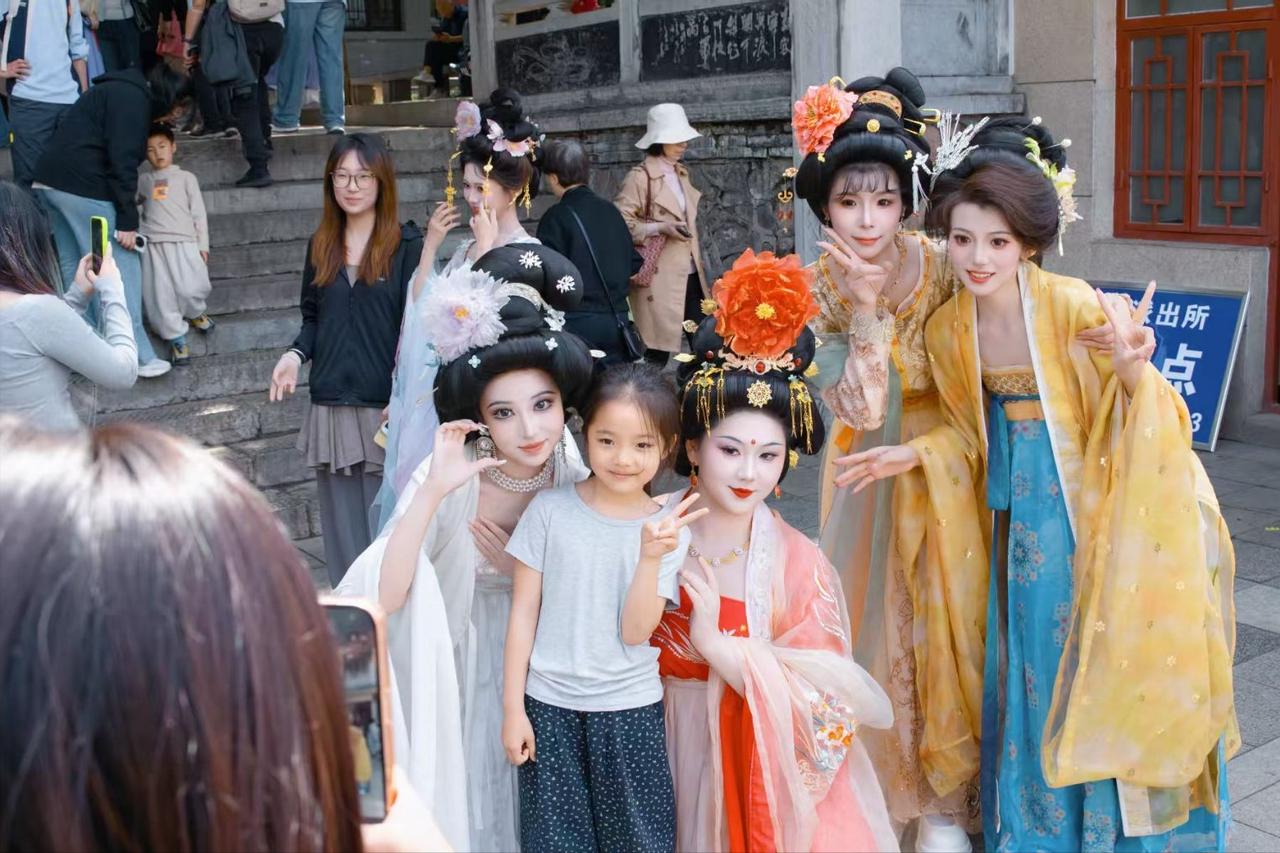 【五一假期华清宫里挤满杨玉环】“五一”假期，陕西西安华清宫景区人流如织，盛唐风华