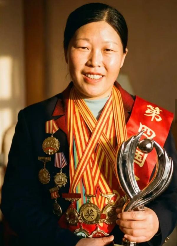 我敢说全中国找不出第二个这样的女人。怀着9个月的身孕，一头扎进能见度不到5