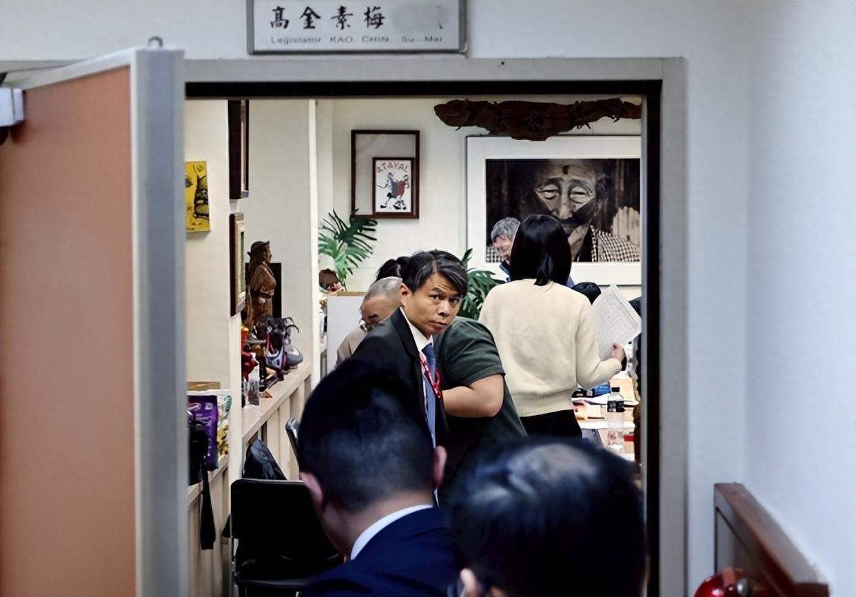 赖清德当局再次下狠手！就在今天（6月8日），赖清德当局控制的台检调部门，宣布对蓝