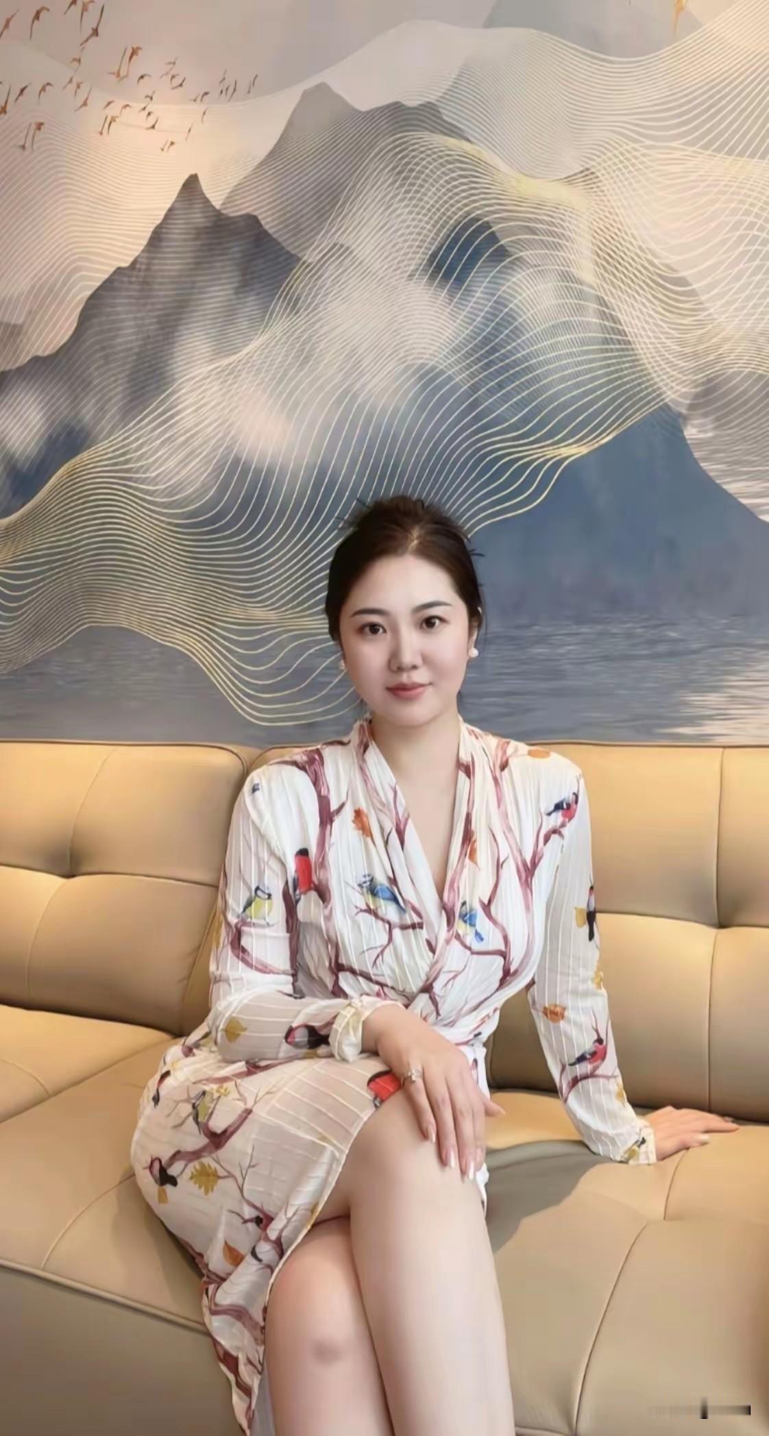 优雅坐卧，花鸟印花裙，自然山川背景，尽显东方韵味。