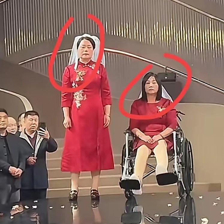解清帅和王正正大婚，有网友发现俩亲家母全程没笑脸，还说两家人互动有点尴尬，怀疑婚