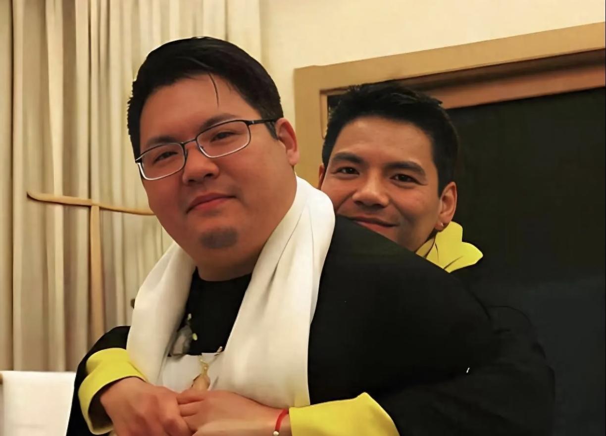 向佐这次是真急了，对着镜头直接吼他爸妈：“我弟有心理疾病，你们能不能别再网上