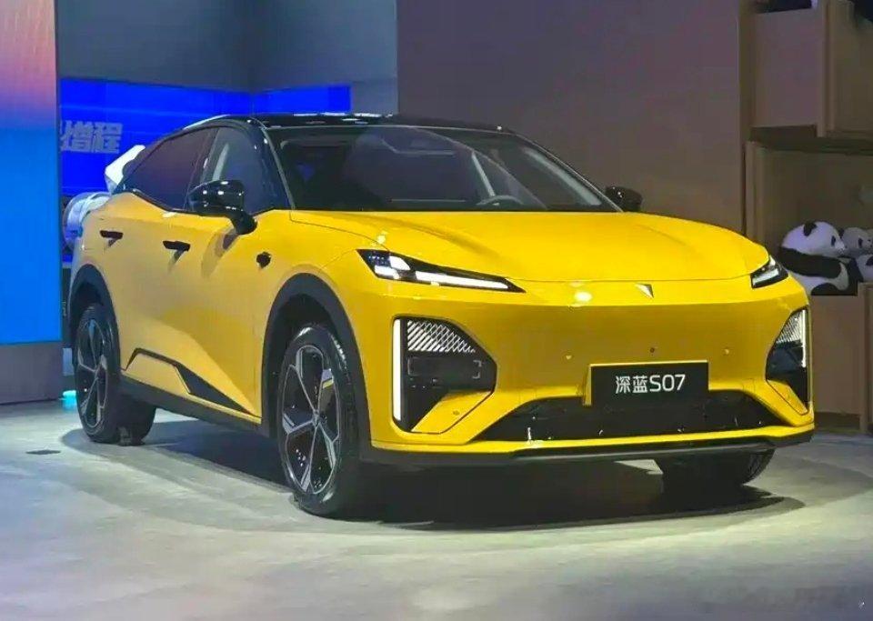 2025成都车展全新深蓝s07加量不加价，时值深蓝S07上市一周年之际，此次迭