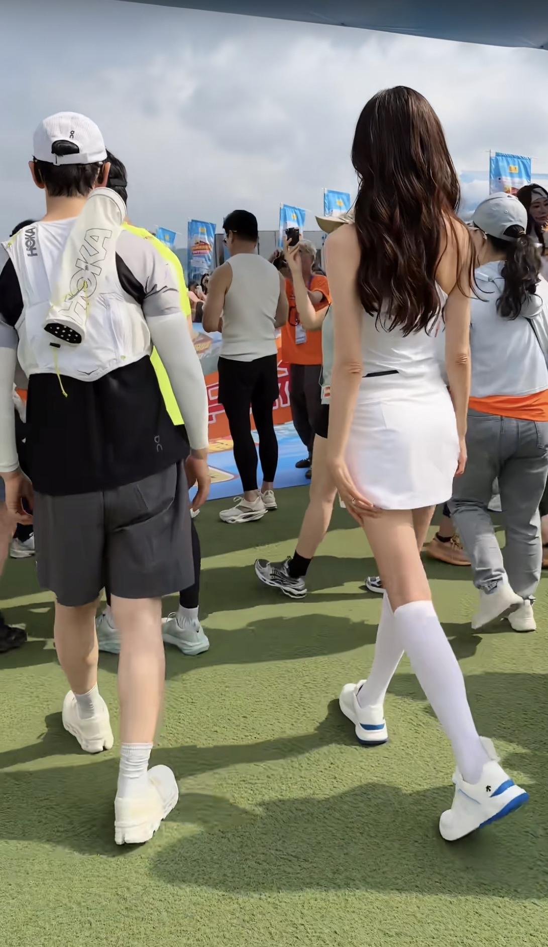 看这背影，你能想到他们年过半百了么？乍一看还以为黄晓明和年轻女士同游呢，没想到是