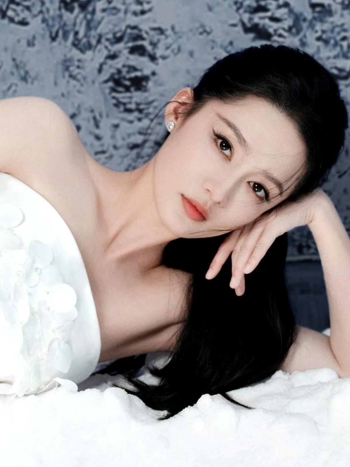 避开所有烂俗套路！李沁这袭白裙，把清冷和温柔焊得死死的！李沁有哪些让人怦然心动