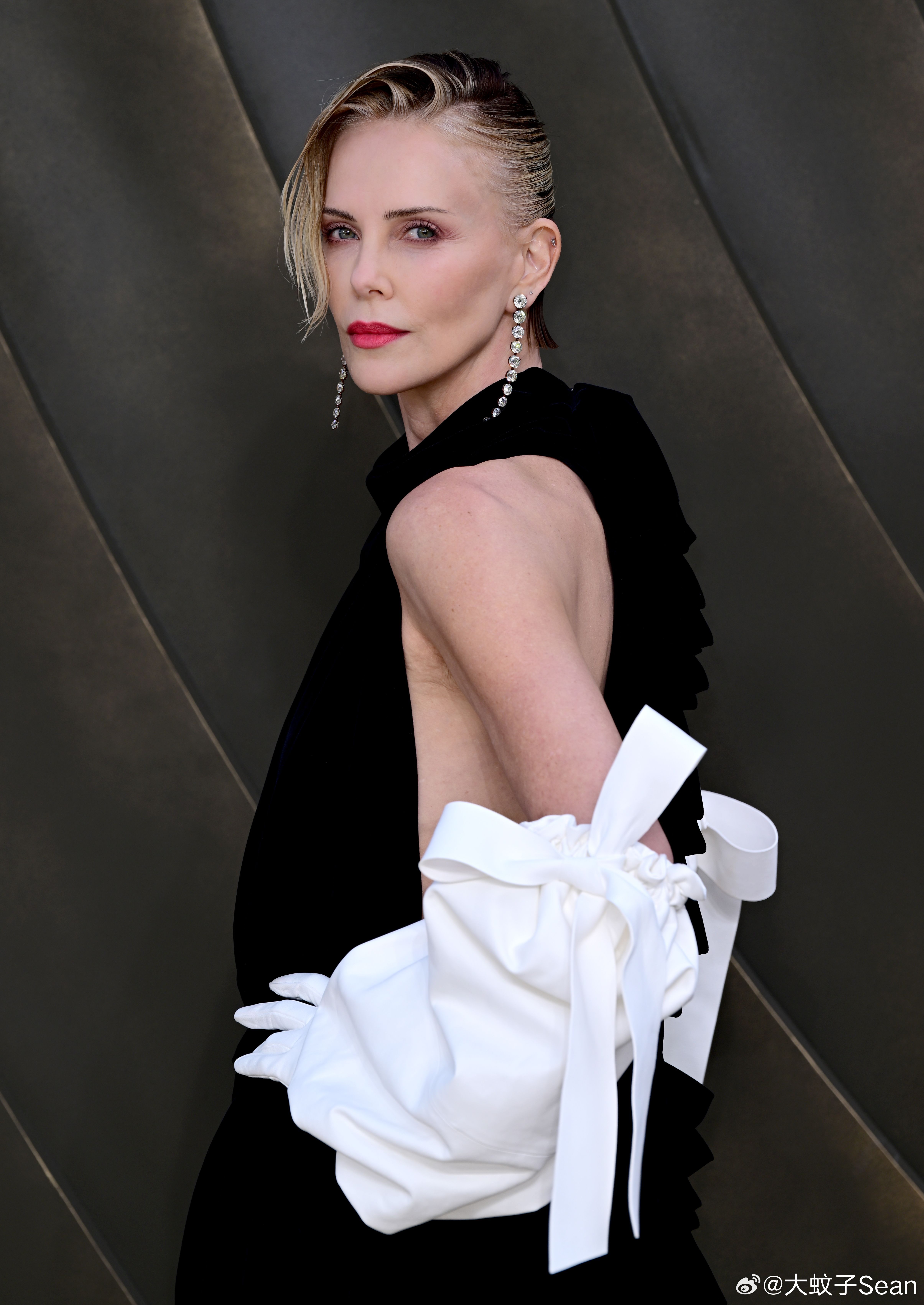 Charlizetheron查理兹塞隆在伦敦出席新片《奥德赛》的首映礼，近期忙