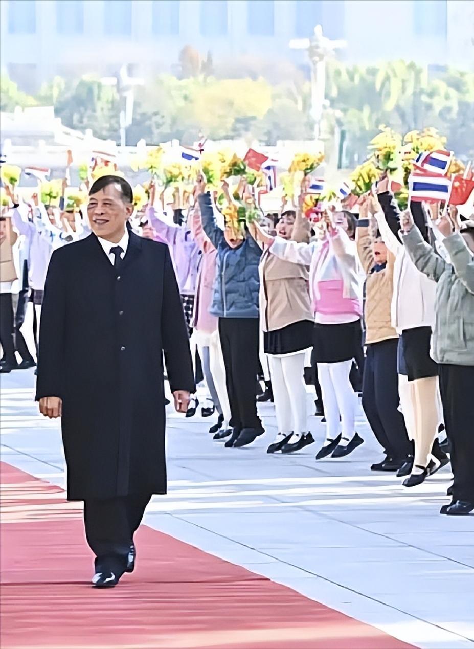 泰王回国后，突然宣布了！中方将追加采购50万吨泰国大米~难怪73岁泰国国王首