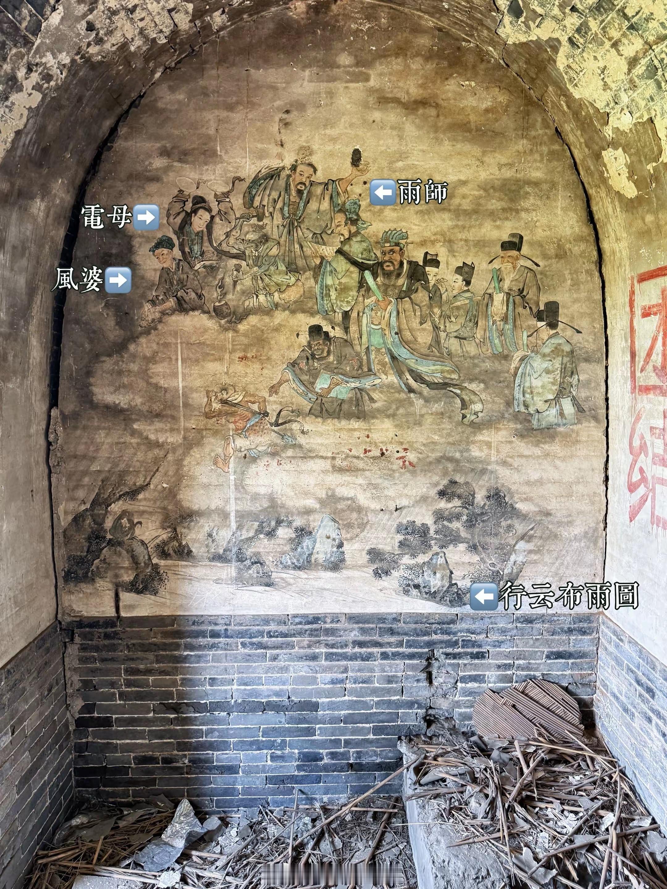 甘肃敦煌，农村田间地头荒废残破的庙宇。唯有晚清壁画幸存，却因年久失修而岌岌可危。