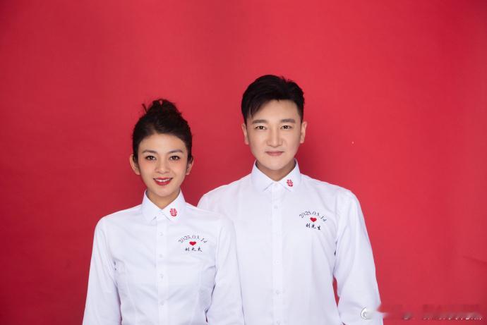 谈莉娜生子谈莉娜宣布产子👶5月2日谈莉娜官宣产子，晒出一家三口捧小脚丫的温馨照