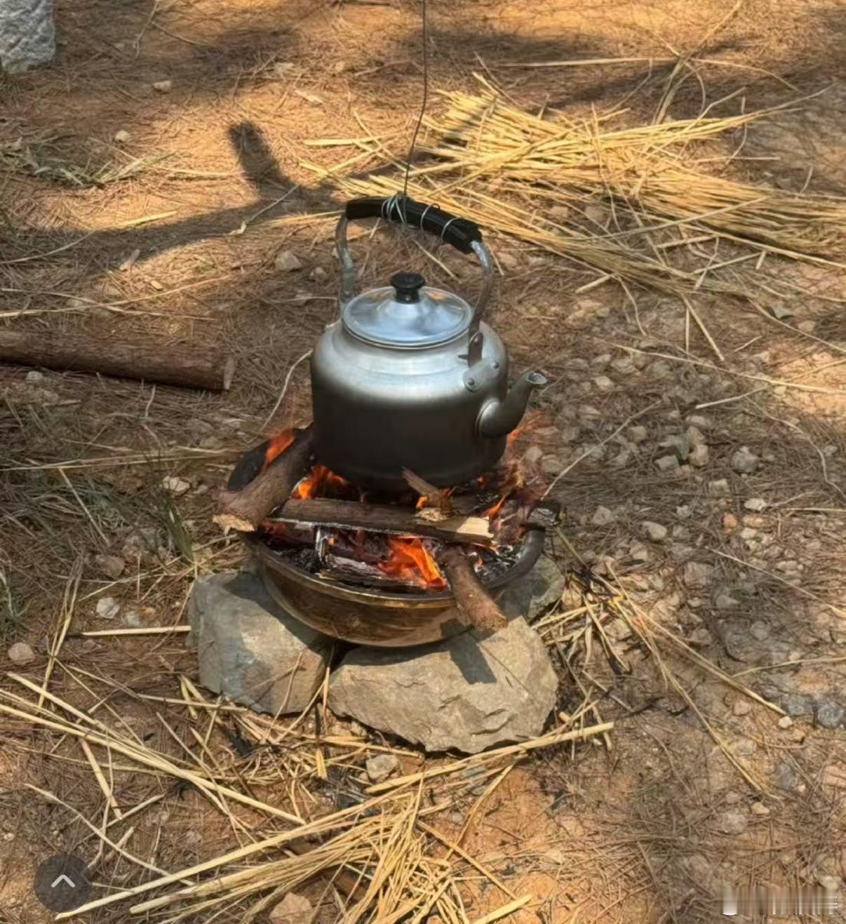 王赫野是真的在荒野求生从爱豆到野人只需一顿饭的功夫！王赫野抱着水桶不撒手的样子