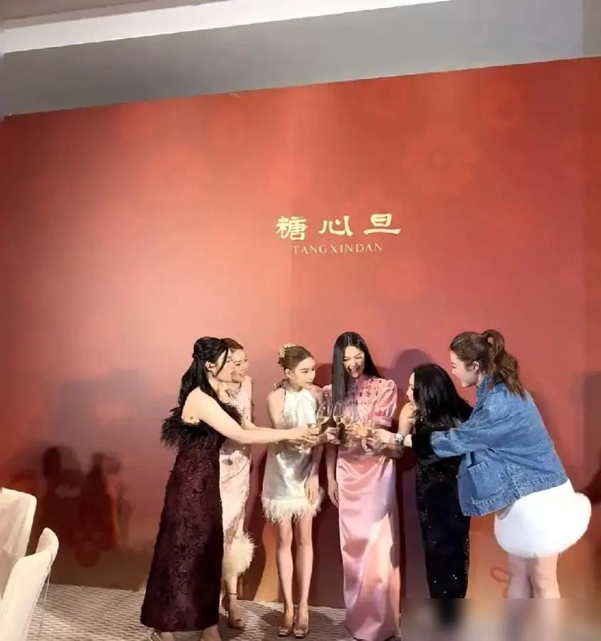 王诗龄在“糖心旦”晚宴追着何超莲跑，镜头里小姑娘三次贴过去，肩膀都碰到了，对方只