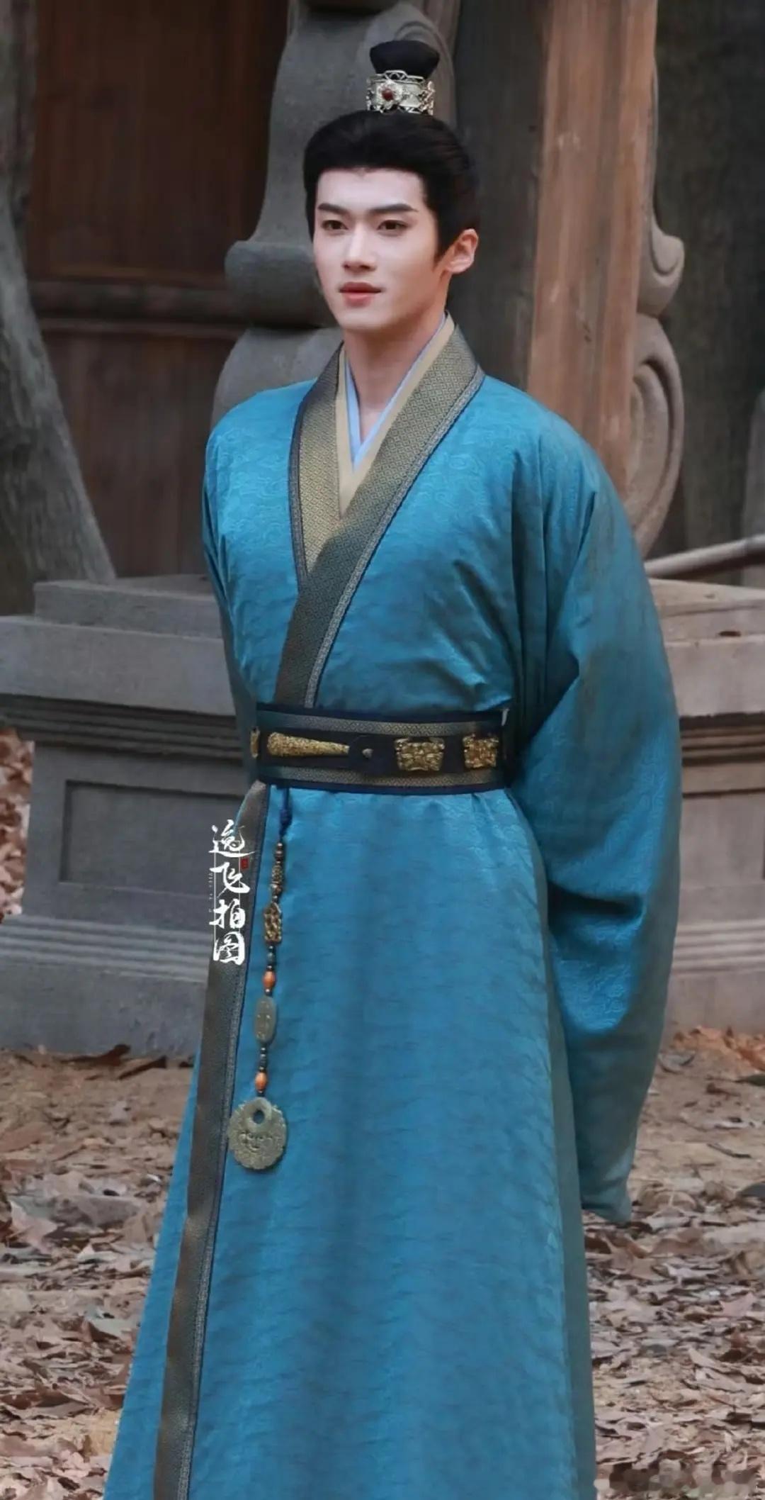 身形体态还不错，能看出胸肌