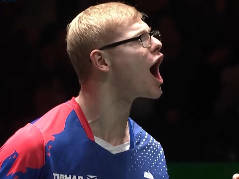 气死我了！梁靖崑爆冷输给小布了！第一局还算正常，11:7拿下。第二局