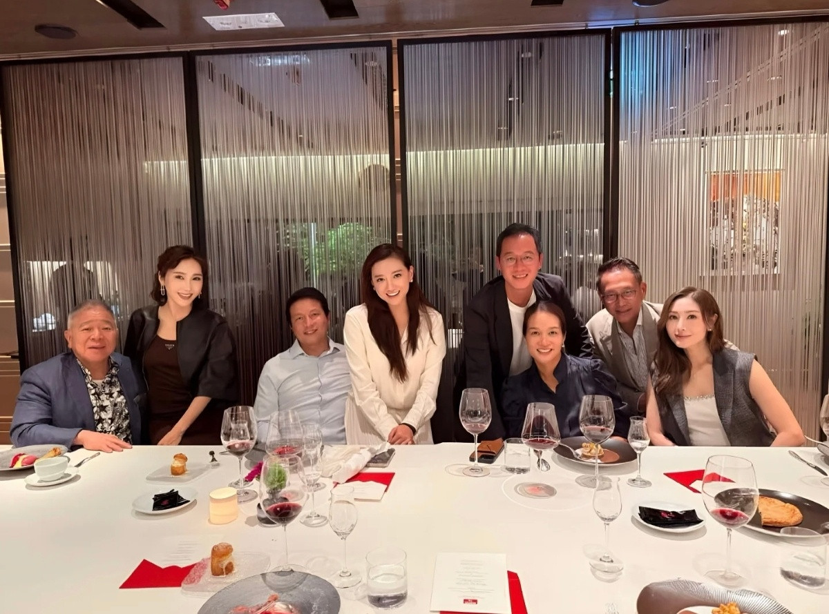香港富豪圈的聚会，中间c位是别人，李嘉欣和黎姿也只能坐边上。这大概就是嫁自己有本