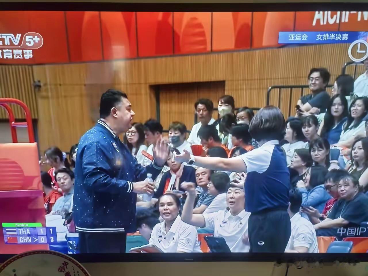 泰国女排输球，可把冯坤急坏了！几个回放都是她提出来！中泰女排鏖战五局，中国女