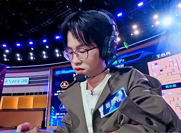 谁能想到，打国际赛期间最忙的竟然是已经被淘汰的脑王郑林楷！对接国际战队，带着他们