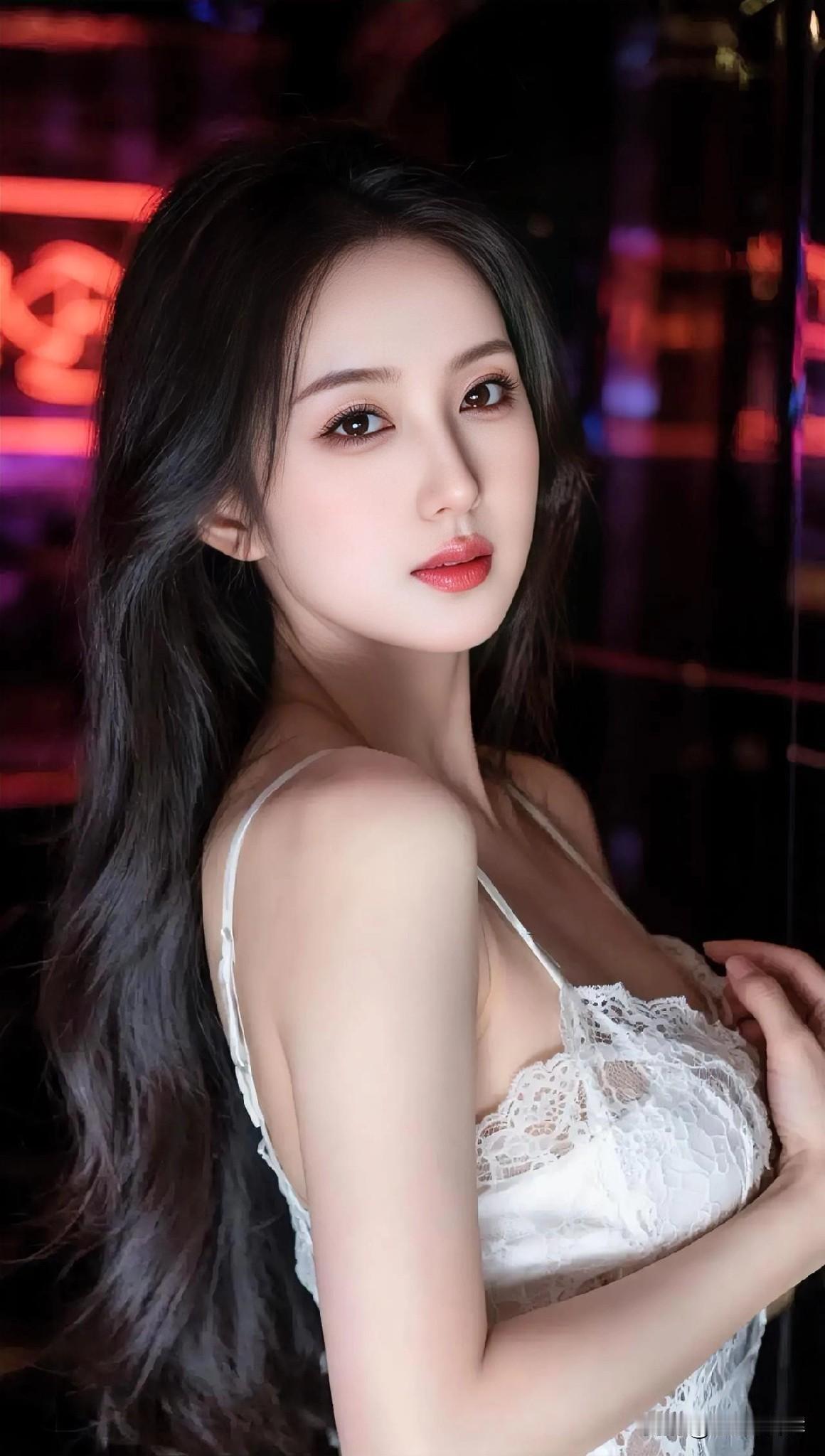 蕾丝如诗，轻覆肌肤的柔美纹理。白纱曳地，似月光织就的梦之羽衣。长发倾泻，