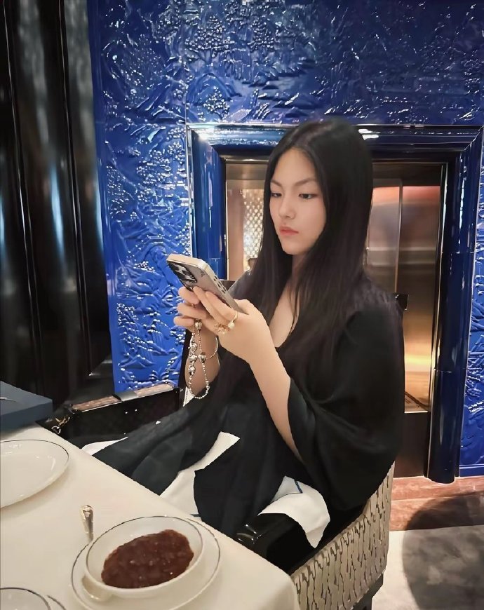 李湘女儿王诗龄吃个粽子吃出了吃不起的感觉？果然是不懂有钱人的世界​​​
