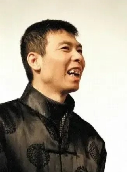 2007年，冯小刚在东北拍战争片《集结号》，赵本山打电话问他：老弟，你缺点啥？冯