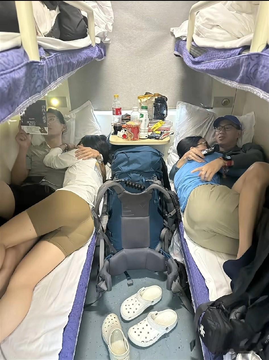 西线无战事，这里倒是有纷争，爬山遇到的也是，看到两人在那里接吻右边的床是自己的