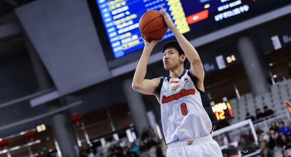 广东男篮为何不重点培养黄明依？广东男篮在休赛期的运作可谓是近年以来力度最大的，