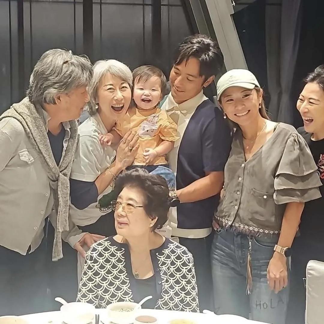 78岁林子祥和大儿子林德信一家吃饭聚餐，叶倩文和继子相处好融洽，每一个人脸上都带