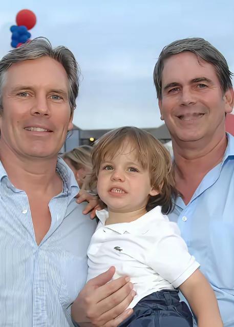 贝森特和他的丈夫弗里曼，2011年结婚。是的，没看错，就是美国财政部部长贝森特