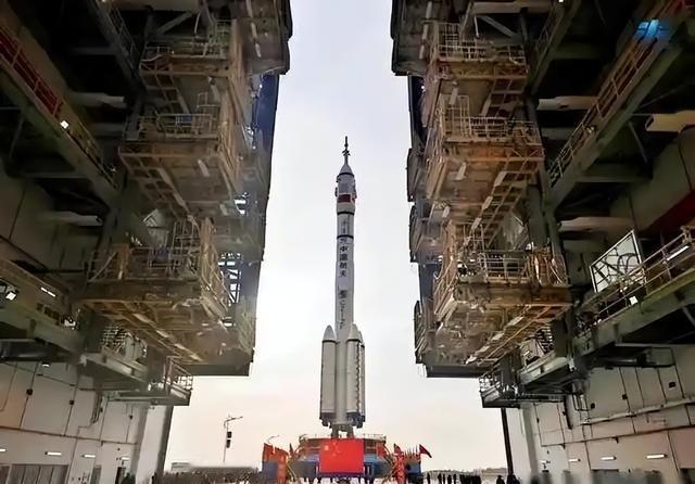 2026年9月，全球航天业突然发现，造好的卫星上不了天了？排队等火箭，以前大