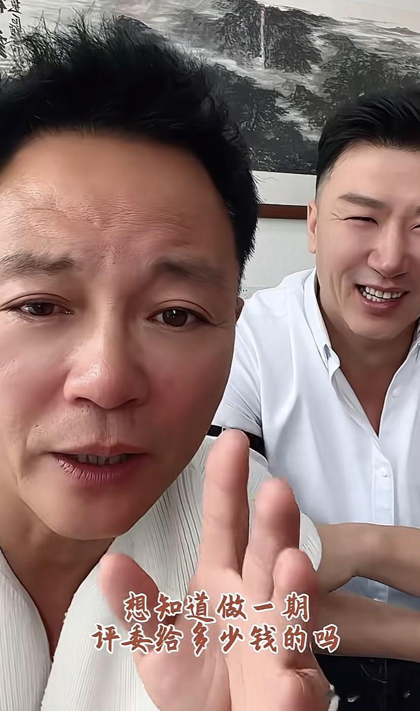 山东电视台综艺频道前主持人敏健和评委武文一起直播。武文说，他要揭秘一期节目给