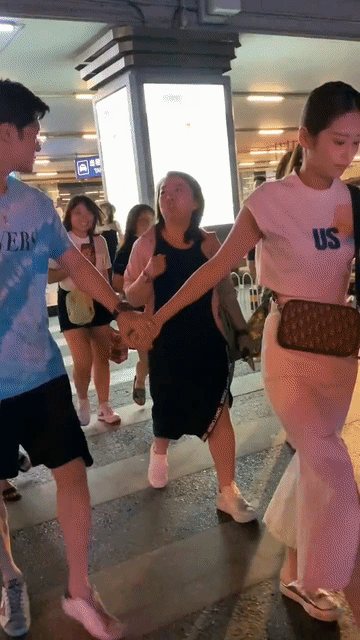 颖儿这是吃醋了吧？她这脸色不太好看嘛，拉着老公付辛博大步流星的走，完全不想让付辛